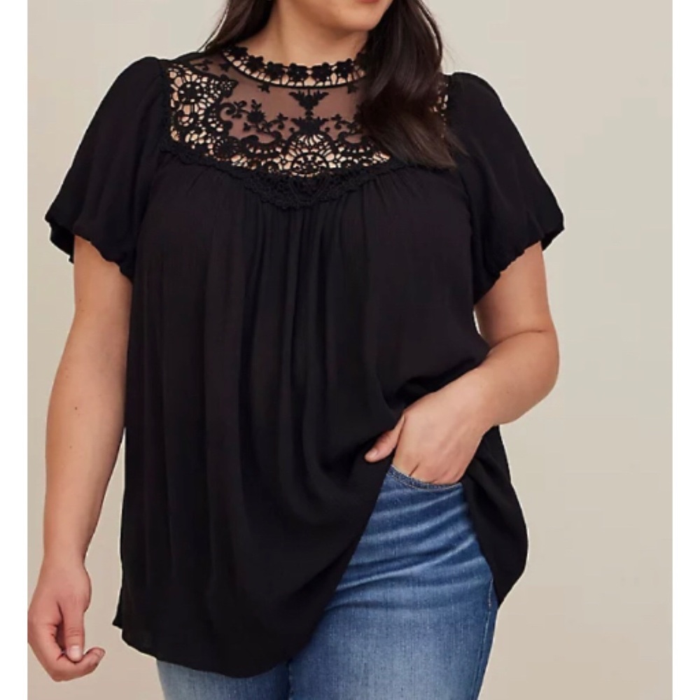 🆕 Black Crinkle Gauze Crochet Detail Top 2 2X 16 18 NWT Torrid New!